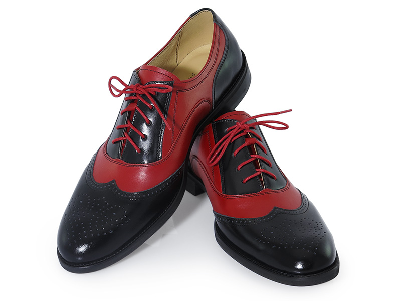 Czarno-czerwone obuwie męskie - spektatory, caponki T218