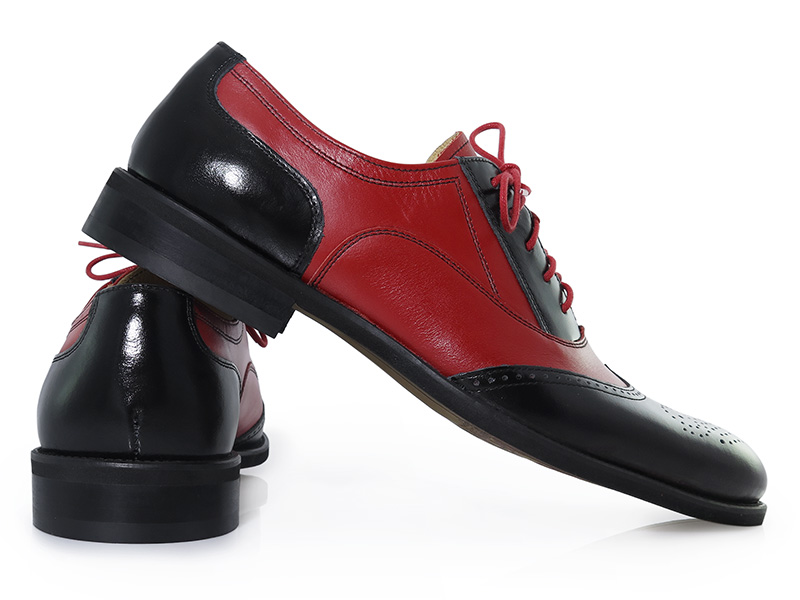 Czarno-czerwone obuwie męskie - spektatory, caponki T218