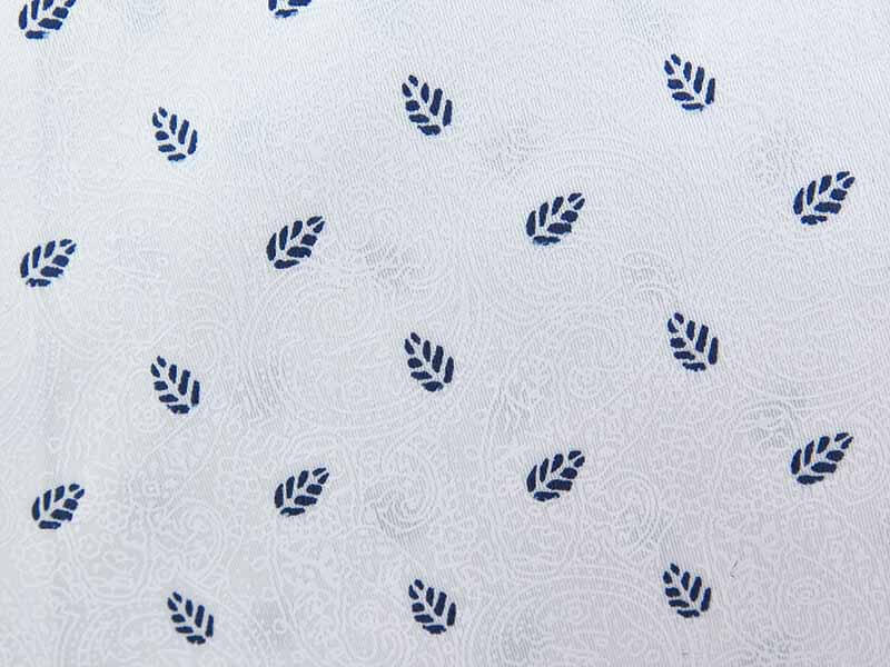 Biała koszula w listki na delikatnym wzorze  E105