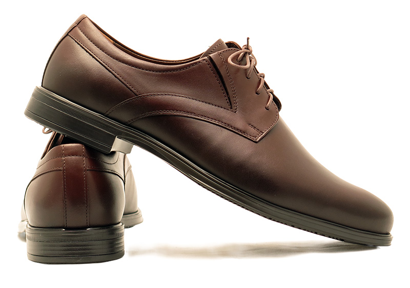 Wygodne brązowe półbuty męskie na szeroką stopę T222