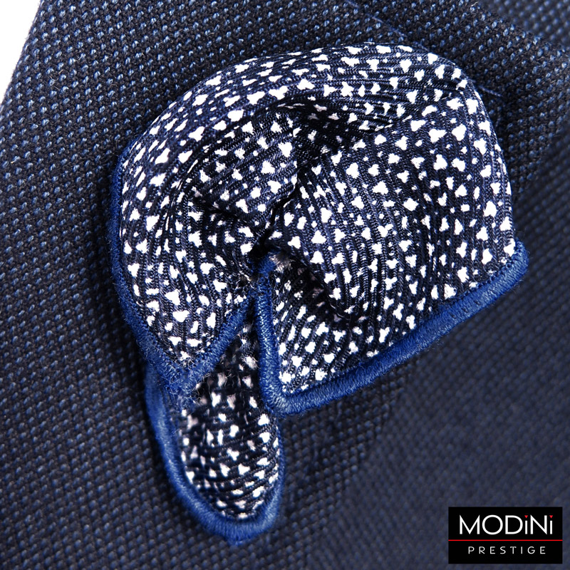 granatowa wpinka do butonierki z białym wzorem