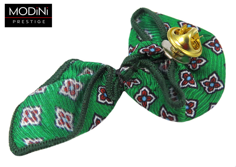 zielona wpinka do butonierki w drobne kwiatki