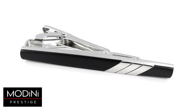 czarna spinka do krawata z ukośnym srebrnym wzorem